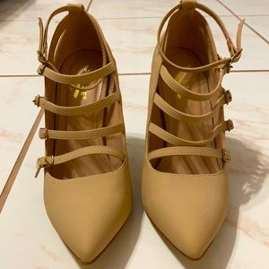 Only worn once. Size 8 but fit a 7.5